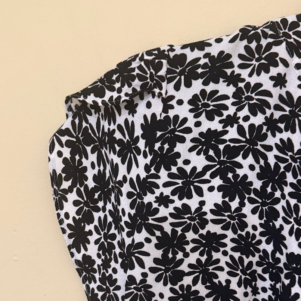 LOFT Women’s Monochrome Floral Romper women’s boho Romper Size 4 - Picture 9 of 9